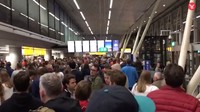 Untuk diketahui, Schiphol adalah bandara ketiga tersibuk di Eropa dalam jumlah wisatawan, setelah London Heathrow dan Paris Charles de Gaulle.  (Foto: Dok. Twitter Sannewaldeker via The Independent)
