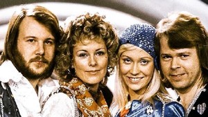 Grup pop Swedia yang selalu tampil enerjik dan ceria, ABBA, hits pada dekade 1970-an, tapi Recording Academy baru kasih nominasi pertamanya sampai tahun 2022 dalam kategori Rekaman Terbaik lewat I Still Have Faith in You. Tapi juga gak menang. Foto: dok. Instagram ABBA