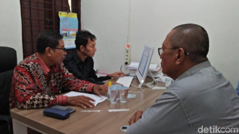 Panwaslu Lamongan Periksa Saksi Kunci PKH Penyebar Stiker Paslon Panwaslu Lamongan Periksa Saksi Kunci PKH Penyebar Stiker Paslon