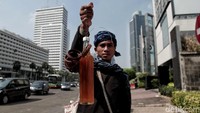 Arman Maulana (25) seorang anak suku Baduy Luar tampak memamerkan sebotol madu hutan di depan kamera.