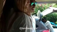 Kabar kedekatan mereka pertama kali terkuak saat beredarnya sebuah video yang menunjukkan Jedar dan Richo sedang berlibur di Bali. Kala itu, Jedar membantah berpacaran dengan Richo. Hanya teman, katanya. Foto: Instagram Lambe Nyinyir