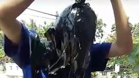 Viral Anak Curi Onderdil lalu Dihukum Siram Oli Bekas ke Kepala. Beberapa foto yang memperlihatkan seorang bocah laki-laki menyiram kepalanya dengan oli bekas ramai di media sosial. Dari foto itu, disebutkan bahwa bocah tersebut kepergok mencuri onderdil dari sebuah bengkel dan dihukum menyiram kepalanya dengan oli bekas .    Foto-foto ini dibagikan oleh Rohmat Tri Anto di grup Facebook Info Cegatan Jogja hari ini pada sekitar 3 jam lalu. Kiriman tersebut berasal dari akun Mas Hadi Urc. Foto: Screenshot