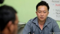 Ini sosok Jonathan, seorang ayah yang menendang bocah berusia 7 tahun di Mal Kelapa Gading. Jonathan menendang bocah itu karena putrinya tertendang oleh bocah cowok.