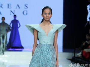 Foto: 6 Koleksi Terbaru Andreas Odang yang Mengangkat Tenun Garut