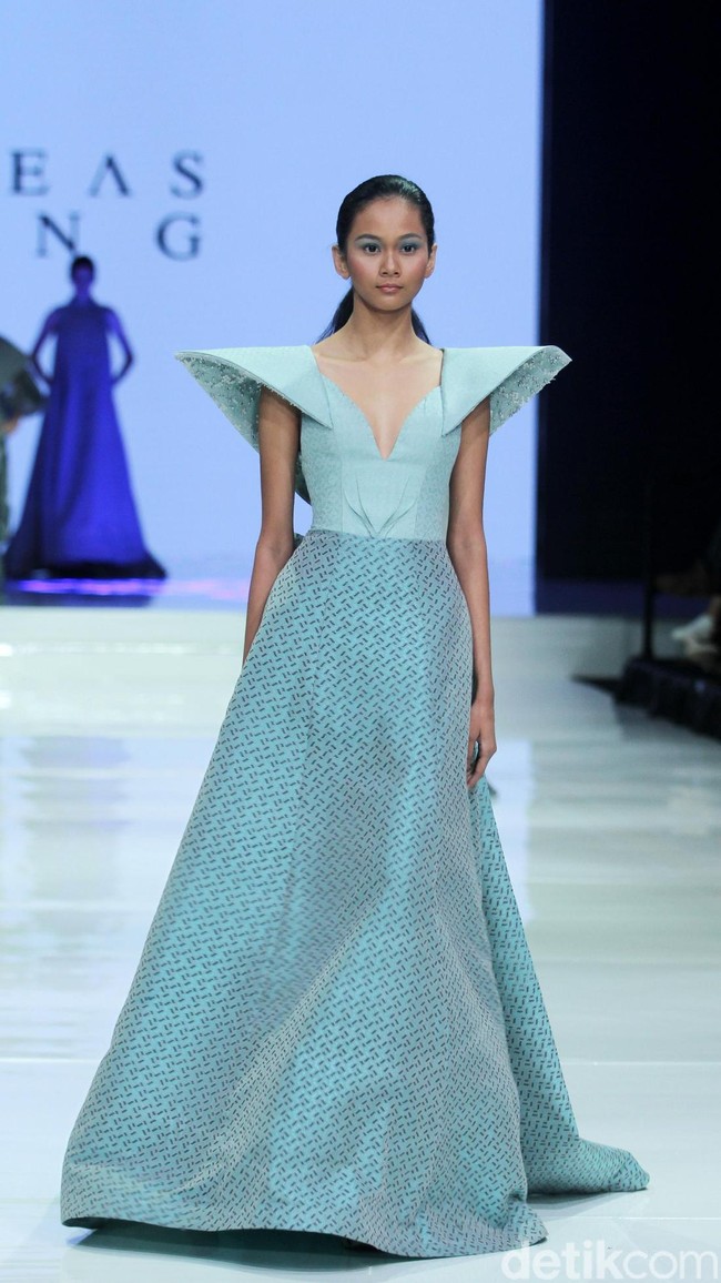 Fashion show koleksi terbaru dari Andreas Odang bertema ‘Serenity’ yang mengangkat tenun Garut di Ballroom Hotel Haris, Kelapa Gading, Jakarta, Kamis [20/4/2018]. [Foto: Mohammad Abduh/Wolipop]