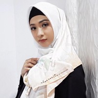 Poppy Bunga tampil cantik mengenakan hijab motif besutan Natasha Rizky bernama Alur Cerita. Bahan voile pada hijab ini juga pilihan tepat untuk ibu hamil karena lembut dan nyaman dipakai. Foto: Instagram/PoppyBungaRiphat