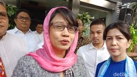 Susi Ferawati bercerita terkait insiden dugaan intimidasi yang dialaminya di CFD Bundaran HI. Awalnya, Susi yang memakai kaus #DiaSibukKerja berjalan bersama rombongan dari Monas ke Bundaran HI. Saat di perjalanan, putra Susi ingin pergi ke toilet. Susi lalu mengantar anaknya itu ke toilet di Hotel Pullman.