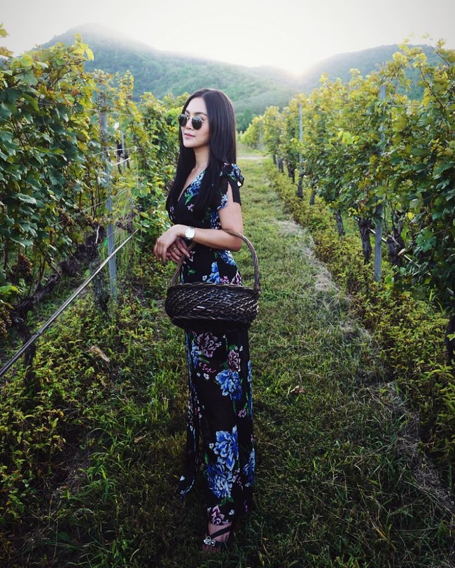 Ini gaya Pang Ployvarin di Monsoon Valley, perkebunan anggur milik perusahaan Siam Winery, di mana sang ayah menjadi salah satu petingginya. Foto: Instagram/pang ployvarin