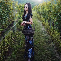 Ini gaya Pang Ployvarin di Monsoon Valley, perkebunan anggur milik perusahaan Siam Winery, di mana sang ayah menjadi salah satu petingginya. Foto: Instagram/pang ployvarin