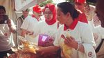 Mengintip Gaya  Menteri BUMN, Rini Soemarno Menikmati Makanan Nusantara