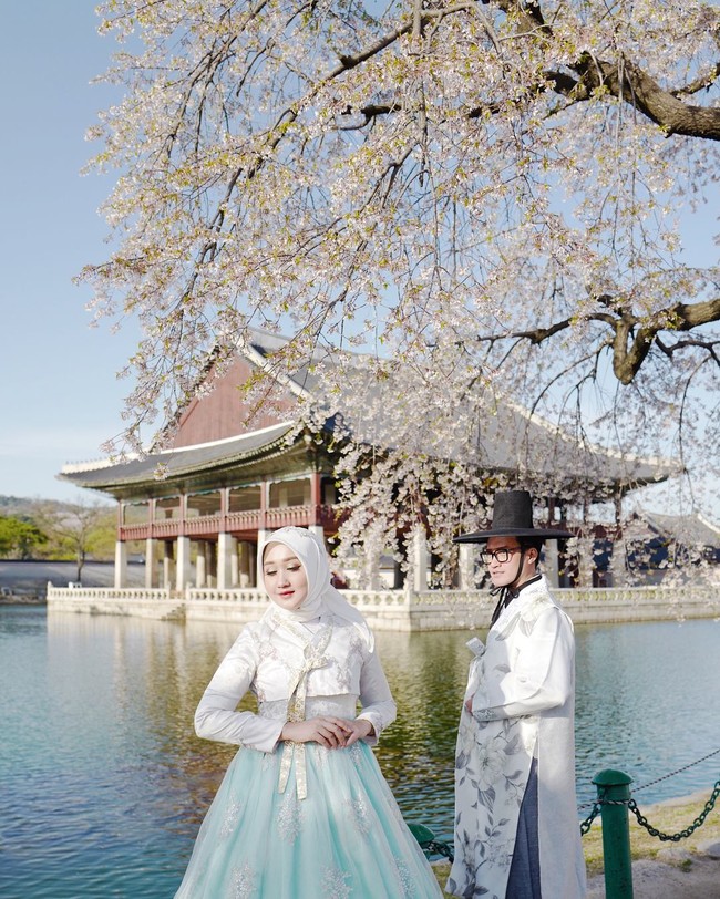 Dian Pelangi baru-baru ini mengunjungi Korea Selatan bersama timnya dan desainer Barli Asmara. Ia tampak sangat cantik mengenakan hanbok bernuansa putih dan biru muda. Hijab yang dikenakannya pun sangat sederhana yaitu hijab polos segi empat. Foto: Instagram