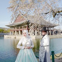 Dian Pelangi baru-baru ini mengunjungi Korea Selatan bersama timnya dan desainer Barli Asmara. Ia tampak sangat cantik mengenakan hanbok bernuansa putih dan biru muda. Hijab yang dikenakannya pun sangat sederhana yaitu hijab polos segi empat. Foto: Instagram