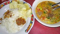 @eno8904 bercerita soto tangkar buatan Bang Saeful Gajah Mada ini ia nikmati malam hari. “Kalau makan ini malem banget kaya kalong,” tulisnya. Tapi sepertinya rasanya sepadan ya! Foto: Istimewa