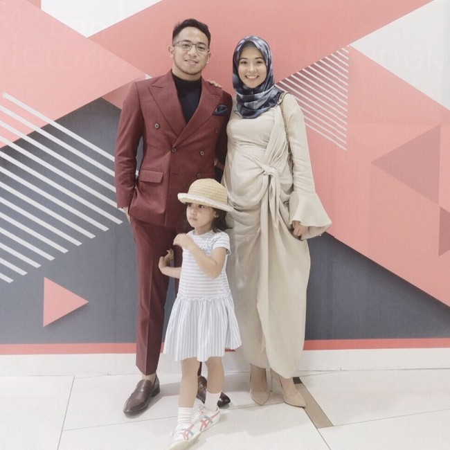 Dress yang dikenakan Poppy Bunga ini terlihat sangat chic dengan twist di bagian perutnya. Dress cantik ini merupakan karya desainer Barli Asmara. Foto: Instagram/PoppyBungaRiphat