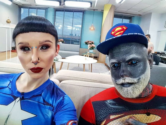 Meskipun banyak dibully, Adam Curlykale tak peduli. Bersama kekasihnya, dia kerap mengunggah gayanya ke Instagram. Berfoto bersama sang kekasih yang berkulit putih, penampilannya jadi tampak semakin kontras. Foto: Instagram/adam.curlykale