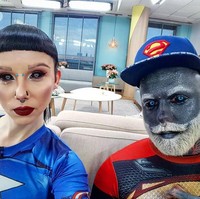 Meskipun banyak dibully, Adam Curlykale tak peduli. Bersama kekasihnya, dia kerap mengunggah gayanya ke Instagram. Berfoto bersama sang kekasih yang berkulit putih, penampilannya jadi tampak semakin kontras. Foto: Instagram/adam.curlykale