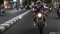 Tak habis sampai di situ nih Otolovers. Sudah mendapatkan motor impiannya, Adipati justru harus menerima bahwa kondisi motor tidak sebaik yang dibayangkan. Ia pun harus rela merogoh kocek dalam-dalam agar motor bisa dipakai kembali. Foto: Asep Syaifulloh