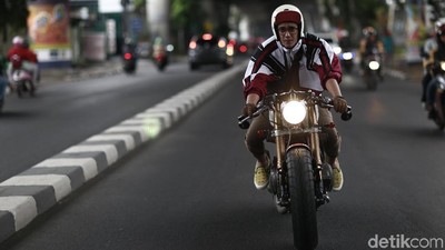 Saat Adipati Dolken Tunggangi Moge, Keren Tidak?