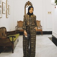 Jenahara tampil formal dan etnik dengan jumpsuit bermotif tenun Nusa Tenggara Timur. Ide menarik untuk Anda yang harus memakai baju batik atau etnik ke kantor. Foto: Instagram/JenaharaNasution