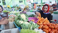 Layaknya ibu rumah tangga biasa, Puti juga belanja di pasar. Kali ini dia memilih pasar Oro-oro Dowo di Malang. Menurutnya pasar ini keren karena bersih dan bahkan punya troli seperti di supermarket. Foto: Instagram puti_soekarno