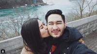 Ciuman Syahnaz di pipi Jeje saat menikmati pagi di Ontario, Kanada. Dok. Instagram/ritchieismail
