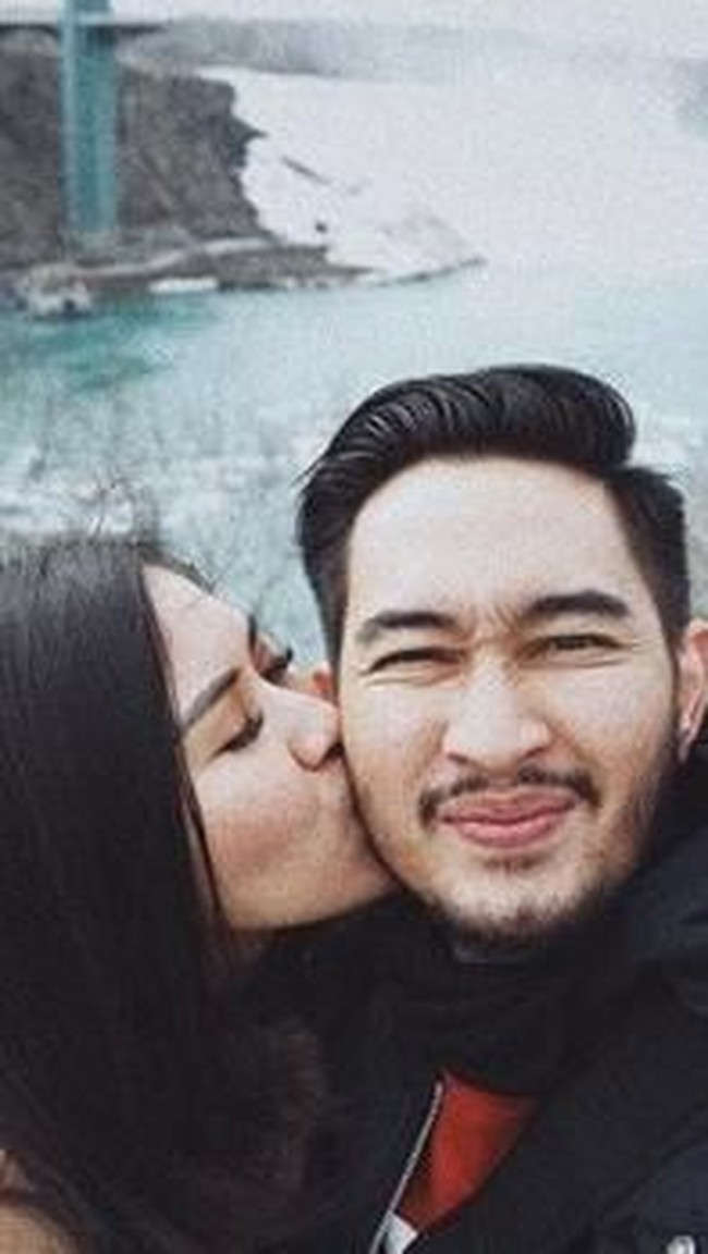 Media sosial dihebohkan oleh isu perselingkuhan yang diduga dilakukan oleh Syahnaz Shadiqah. Banyak yang terkejut pasalnya Syahnaz Shadiqah dan Jeje Govinda kerap memamerkan kemesraan mereka di Instagram. (Foto: Instagram/@syahnazs)