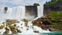 Tidak jarang, turis berfoto di depannya memakai jas hujan karena cipratan air dari aliran yang deras (Niagara Falls State Park) 
