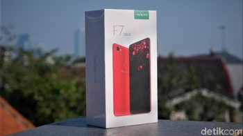 Ponsel Oppo F7 128 GB Diamond Black mulai dipasarkan 24 April lalu. Foto: Adi Fida Rahman/detikINET