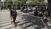 Arman berkeliling kawasan Thamrin, Jakarta, Senin (30/4/2018) untuk menjual madu hutan yang khas.