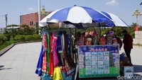 Di sekitar alun-alun, ada kios yang menyewakan baju khas Mongolia. Ada juga topi-topi yang dijual seharga 30 Yuan (setara Rp 66 ribu) untuk oleh-oleh (Wahyu/detikTravel)