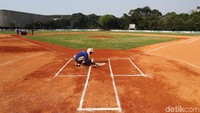 Para pekerja menyelesaikan pembangunan venue baseball.