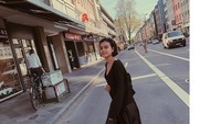 Dari informasi yang dikumpulkan detikTravel, Eva ternyata bepergian bersama kekasihnya, Demas Narawangsa dan ibunya Sophia Latjuba (evacelia/Instagram)