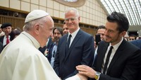 Di foto lainnya, yang diposting media asing, Orlando Bloom tampak sedang bersalaman dengan Paus Fransiskus. Foto: Instagram Katy Perry