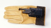 Glove pistol ini digunakan oleh Kantor Intelijen Angkatan Laut selama Perang Dingin. Untuk menyembunyikannya dari musuh, mereka menutupinya dengan pakaian lengan panjang. Istimewa/brightside.me.