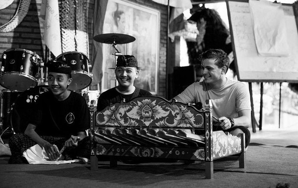 Sebelum manggung Martin berkesempatan mengunjungi NGO SOS Childrens Villages. Pria 21 tahun ini mengenal lebih dekat soal budaya setempat (martingarrix/Instagram) Sebelum manggung Martin berkesempatan mengunjungi NGO SOS Childrens Villages. Pria 21 tahun ini mengenal lebih dekat soal budaya setempat (martingarrix/Instagram)