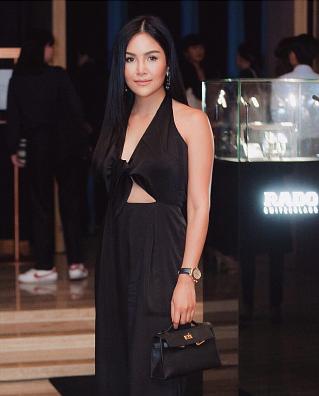 Menjadi salah satu it girl Thailand, Pang Ployvarin pun kerap diundang ke berbagai acara berkelas. Pilihan busananya biasanya yang simpel seperti jumpsuit hitam dan dipadukannya dengan tas Hermes. Foto: Instagram/pang ployvarin