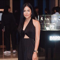 Menjadi salah satu it girl Thailand, Pang Ployvarin pun kerap diundang ke berbagai acara berkelas. Pilihan busananya biasanya yang simpel seperti jumpsuit hitam dan dipadukannya dengan tas Hermes. Foto: Instagram/pang ployvarin