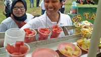 Menteri Badan Usaha Milik Negara (BUMN), Rini Soemarno, ternyata doyan rujak. Kala itu ia terlihat sedang memilih buah di penjual rujak. Foto: Instagram @flo_eew
