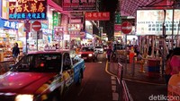 Kawasan Mong Kong menjadi salah satu tempat belanja favorit bagi traveler yang ingin membawa oleh-oleh bagi keluarga dan kolega di kampung halaman. (Kanavino/detikTravel)