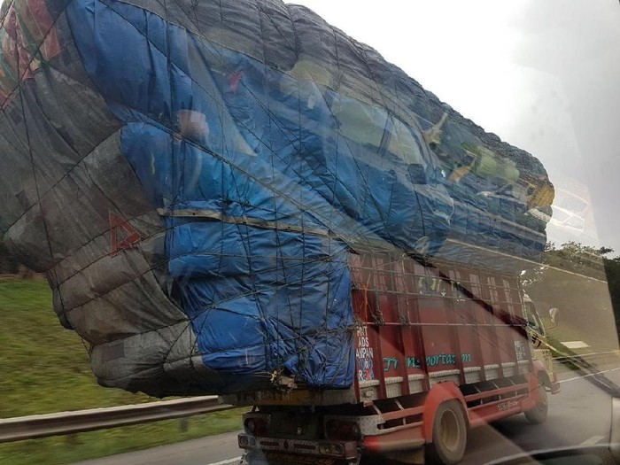 Truk bermuatan lebih atau overload banyak ditemui masuk ke jalan tol. Selain membuat jalan tol macet dan rusak, hal ini juga membebani operator tol lantaran biaya operasional dan pemeliharaan membengkak.