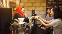 Ngopi malem di Tulungagung...sambil ngobrol seru dengan netizen. Luar biasaaa masukannya macem-macem...matur suwun, ujar Puti. Wah ternyata wanita berkerudung ini juga suka ngopi ya. Foto: Instagram puti_soekarno