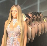 Rambut baru J.Lo tersebut diketahui hasil extension rambut. Hairstylist Chris Appleton yang menata rambut penyanyi 48 tahun itu. Chris juga pernah menata rambut Kim Kardashian hingga Ariana Grande.  Foto: dok. Getty Images, Ist