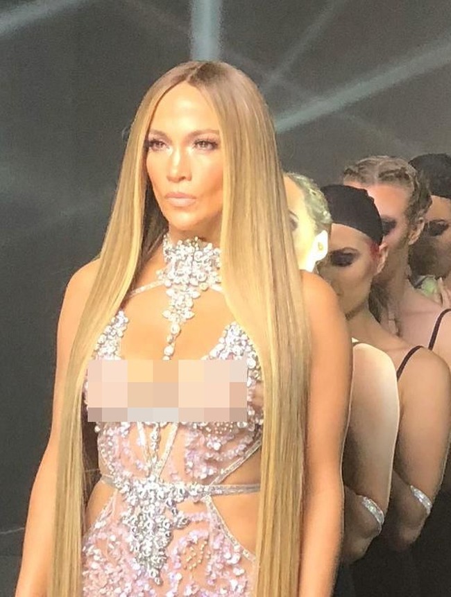 Rambut baru J.Lo tersebut diketahui hasil extension rambut. Hairstylist Chris Appleton yang menata rambut penyanyi 48 tahun itu. Chris juga pernah menata rambut Kim Kardashian hingga Ariana Grande.  Foto: dok. Getty Images, Ist