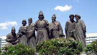Patung keempat berjudul All Rivers Run into the Sea. Patung ini menggambarkan Genghis Khan merekrut talenta-talenta terbaik untuk mendampinginya sebagai penasehat negara (Wahyu/detikTravel)
