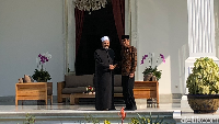 Jokowi Terima Kunjungan Kehormatan Imam Besar Al-Azhar. Setelah menerima Duta Besar Korea Selatan dan Korea Utara, Presiden Joko Widodo (Jokowi) menerima tamu lainnya di Istana Merdeka, Jakarta. Kali ini Jokowi menerima kunjungan kehormatan Imam Besar dan Grand Syeikh Al-Azhar, Prof Dr Ahmad Muhammad Ath-Thayeb.   Pertemuan berlangsung di Istana Merdeka, Jl Medan Merdeka Utara, Jakarta Pusat, Senin (30/4/2018). Imam Besar Ahmad Muhammad diterima langsung oleh Jokowi di ruang utama Istana Merdeka dan dilanjutkan dengan berbincang santai di beranda belakang Istana Merdeka. Foto: Ray Jordan/detikcom