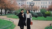 Eva tampak berlibur bersama sang kekasih, Demas Narawangsa. Dok. Instagram/evacelia