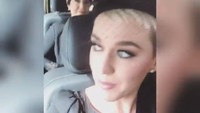 Sebelumnya, Katy Perry memposting Insta Story saat dia berada di dalam mobil. Dia menyapa para penggemar dan menyebut dirinya sedang berada di Vatikan. Katy juga memperkenalkan ibunya. Foto: Instagram Katy Perry