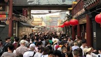 Wangfujing Street di daerah Dongcheng, Beijing. Di lokasi itu terdapat kuliner ekstrem seperti sate kalajengking dan sate bintang laut yang bisa ditemui ketika hari sudah petang (Kaka/Instagram)  