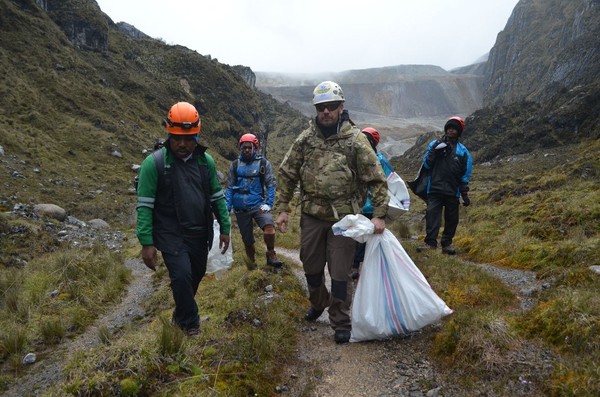 Adalah Adventure Carstensz, operator tur yang melakukan aksi bersih-bersih sampah di sekitar Puncak Carstensz, Papua. Bersama bersama konsultan wisata asal Kanada, Manuel Pizarro, mereka membersihkan sampah di beberapa titik (Adventure Carstensz)