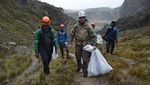 Foto: Aksi Bersih-bersih Sampah di Puncak Tertinggi Indonesia